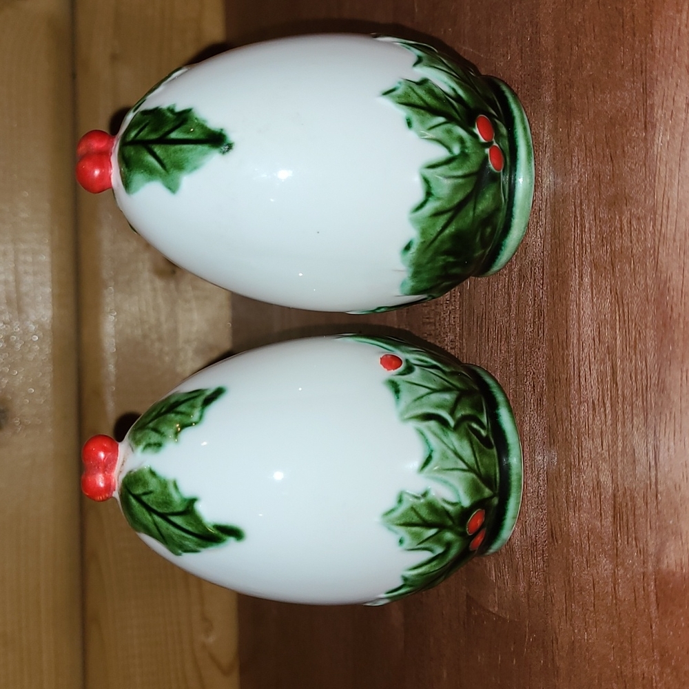 Vintage Lefton Holly Berry Salt & Pepper Shakers Egg Shaped Fun Christmas Decor